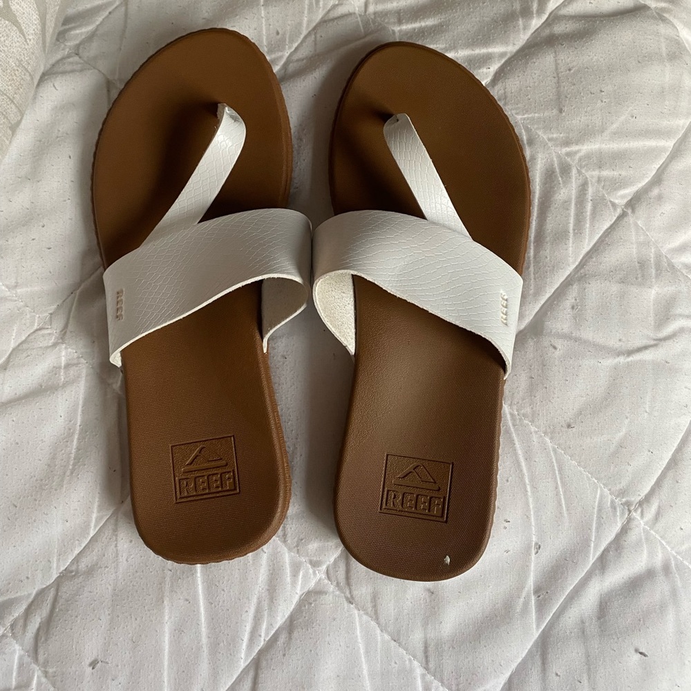 Brand NWOT reef flip flops with cushion
